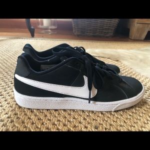Nike tennis shoes cute classic